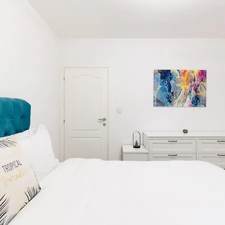 Modern 2br Apt In The City Center *