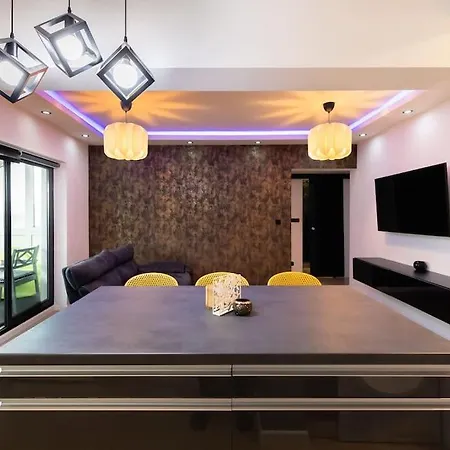 Апартаменти Modern 2br Apt In The City Center Бухарест