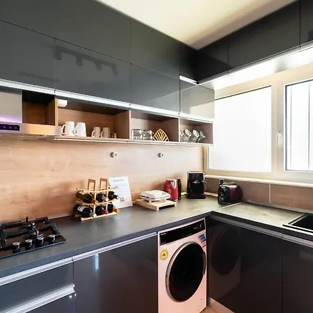 Апартаменти Modern 2br Apt In The City Center Бухарест