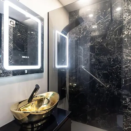 Апартаменти Modern 2br Apt In The City Center Бухарест
